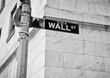 S&P 500 cierra casi sin cambios mientras petróleo sube e Intel arrastra a los semiconductores