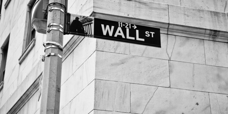 S&P 500 cierra casi sin cambios mientras petróleo sube e Intel arrastra a los semiconductores