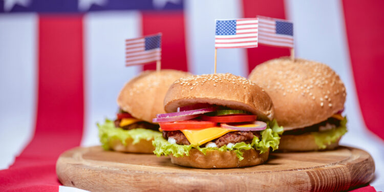 Día Nacional de la Hamburguesa con Queso 2026: ¿Dónde conseguir hamburguesas gratis?