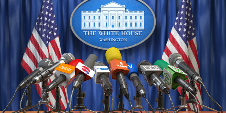 Las grandes cadenas de TV frenan su cobertura compartida de Trump tras la exclusión de CNN