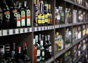Destilerías acumulan miles de millones en whisky y coñac ante la caída mundial del consumo de alcohol