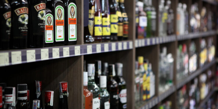 Destilerías acumulan miles de millones en whisky y coñac ante la caída mundial del consumo de alcohol