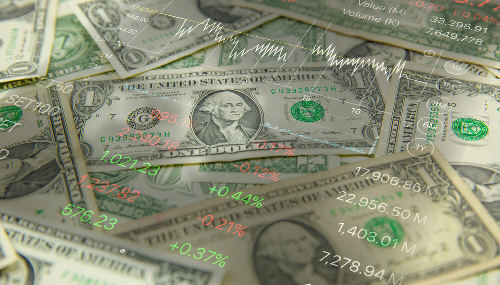 Ingresos en Estados Unidos alcanzan récord y la pobreza cae a 10.2% en 2025