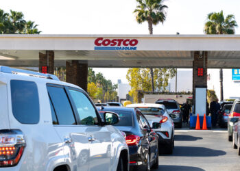 Costco eleva a $58 su aceite Kirkland y limita las compras por el alza del petróleo