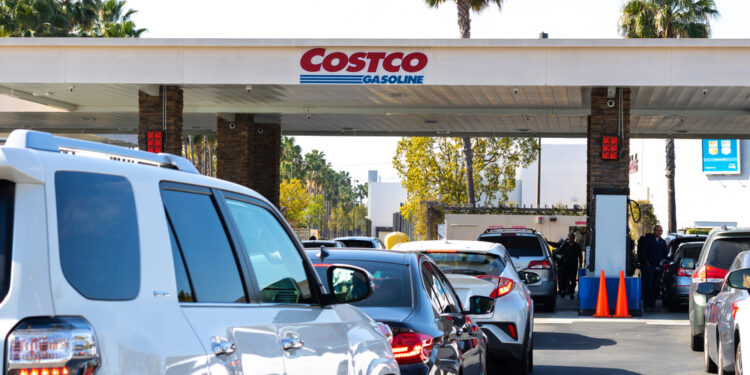 Costco eleva a $58 su aceite Kirkland y limita las compras por el alza del petróleo