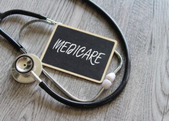 Medicare enfrenta una factura creciente: 1 de cada 5 beneficiarios alcanzó el límite de $2,000