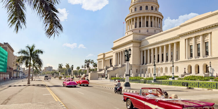 Millonarios cubanoamericanos diseñan desde Miami una Cuba poscomunista mientras el cambio político sigue incierto