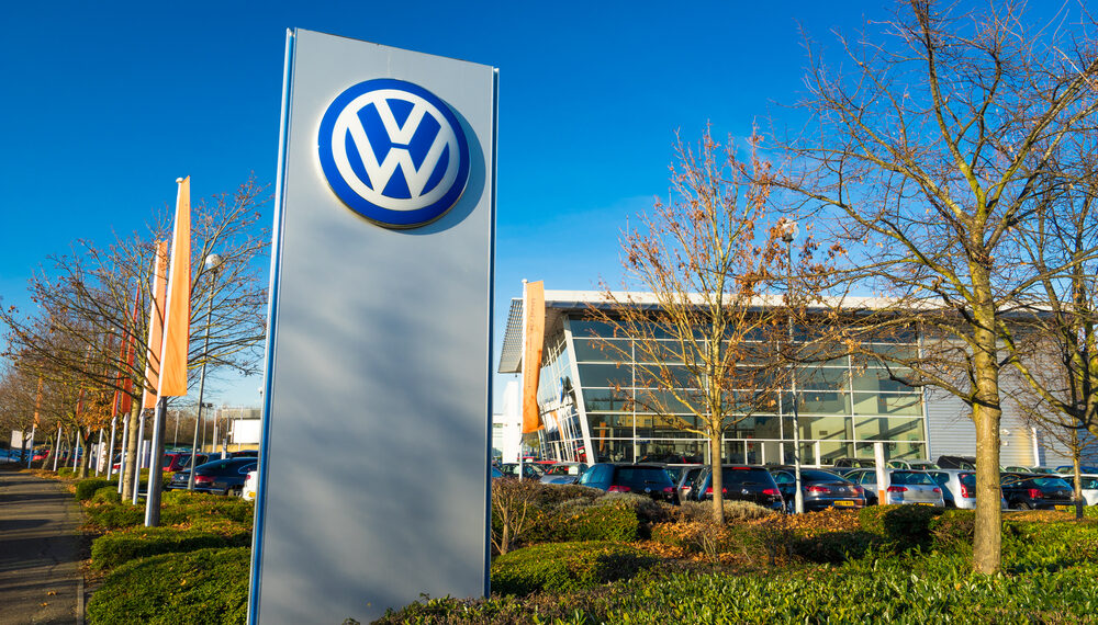 Volkswagen acelera su reestructuración con 50,000 recortes adicionales y sus acciones saltan 8%