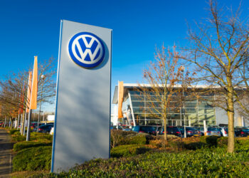Volkswagen acelera su reestructuración con 50,000 recortes adicionales y sus acciones saltan 8%