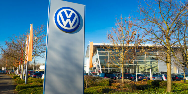 Volkswagen acelera su reestructuración con 50,000 recortes adicionales y sus acciones saltan 8%