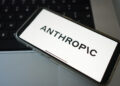 Anthropic abre sus sistemas a Accenture para poner a prueba la seguridad de su inteligencia artificial