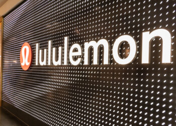 Lululemon recorta nuevamente sus previsiones tras debilidad en Norteamérica