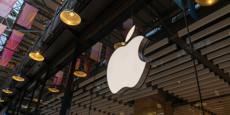 Apple se desacopla del Nasdaq como no ocurría en 20 años y gana atractivo como refugio tecnológico